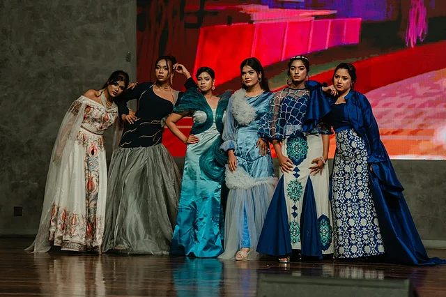 নাটকীয় গাউন, কেপ, স্কাল্পচারড বডিস ও ভলামনাস স্কার্ট ছিল এই কিউতে