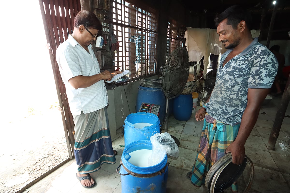 খামারির কাছ থেকে দুধ মেপে রাখা হচ্ছে
