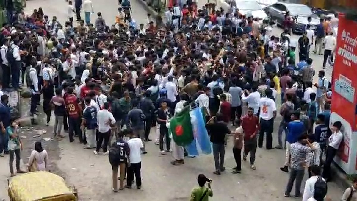 ‘তুমি কে, আমি কে, ফার্মের মুরগি’- সায়েন্সল্যাবে শিক্ষার্থীরা
