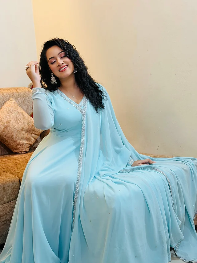 আকাশ নীল আনারকলিতে গ্ল্যাম টাচ এনেছে দীঘির কার্লি হেয়ারস্টাইল 