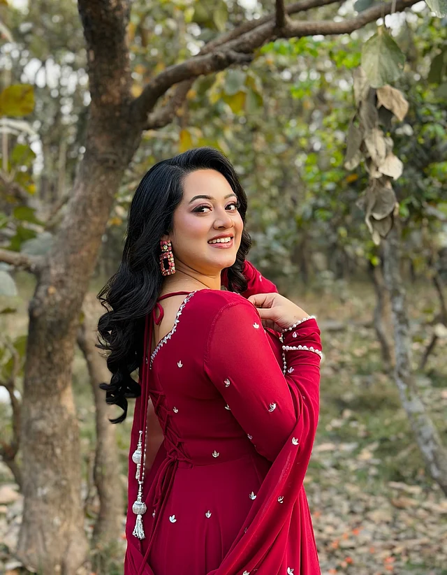ব্যাকে সাদা ট্যাসেল দেওয়া সাদা বুটিদার লাল আনারকলির সঙ্গে দীঘি পরেছেন বড় স্টেটমেন্ট দুল 