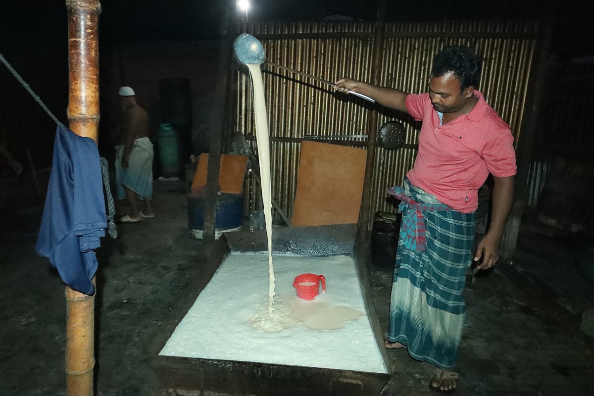 যেভাবে তৈরি হয় বাগাট ঘোষের দই