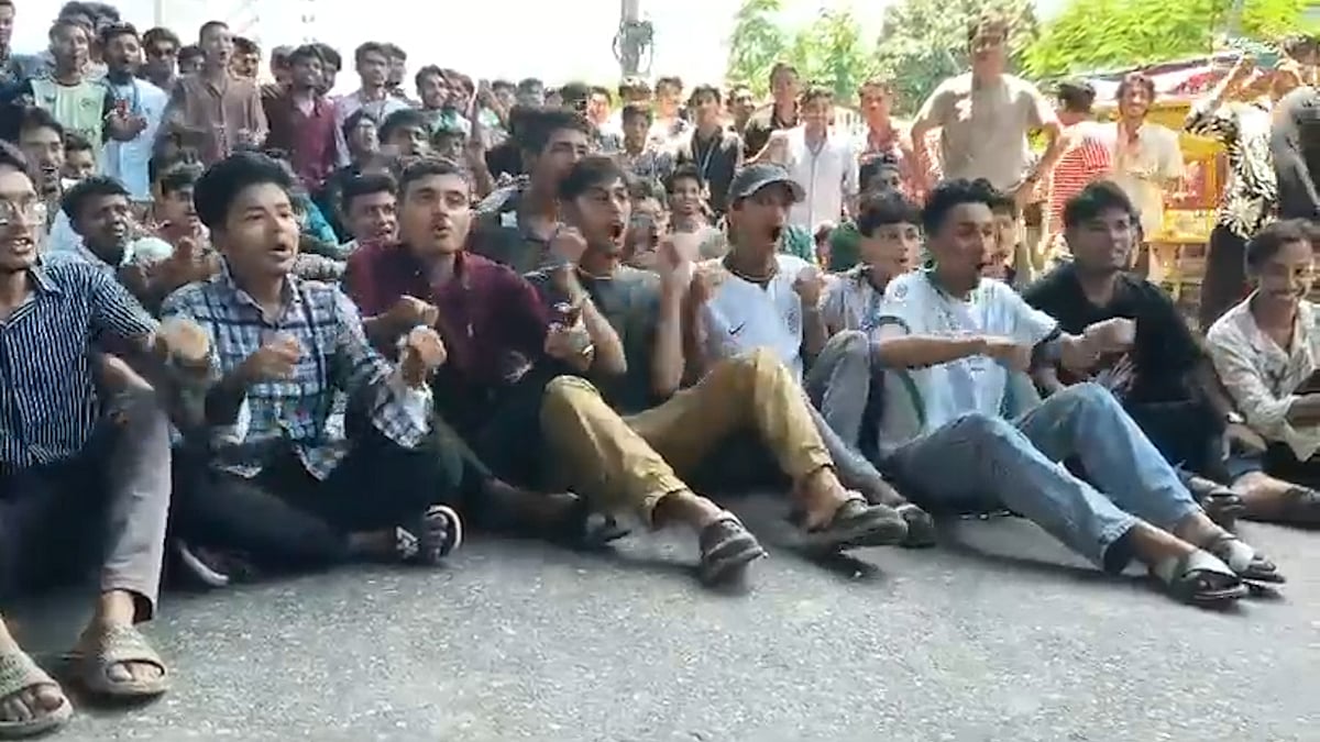 ‘ভাইকিং রো’র স্টাইলে ‘ভুয়া ভুয়া’ স্লোগান চট্টগ্রামের এইচএসসি পরীক্ষার্থীদের