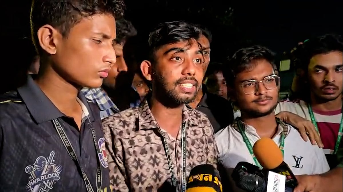 লং মার্চ টু শিক্ষা মন্ত্রণালয়ের ঘোষণা দিয়ে সংসদ ভবন এলাকা ছাড়লেন শিক্ষার্থীরা