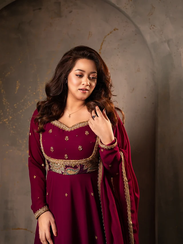 অ্যান্টিক স.ওনালি কাজ করা ওয়াইন রঙা আনারকলিতে দেখা যাচ্ছে দীঘিকে 