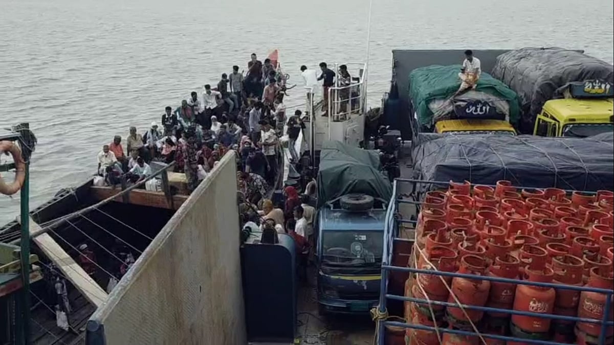 ১৫০ যাত্রী নিয়ে মাঝনদীতে আটকা ছিল ফেরি, ছাড়ল পৌনে তিন ঘণ্টা পর