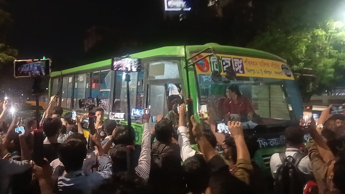 সংসদ ভবনের সামনে আবার অবরোধ, এক বাসে ভাঙচুর