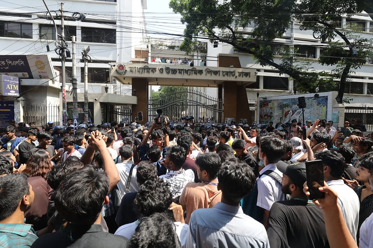 শিক্ষামন্ত্রীর পদত্যাগ দাবিতে এবার ঢাকা বোর্ডের সামনে শিক্ষার্থীরা, চার জেলায়  বিক্ষোভ, অবরোধ