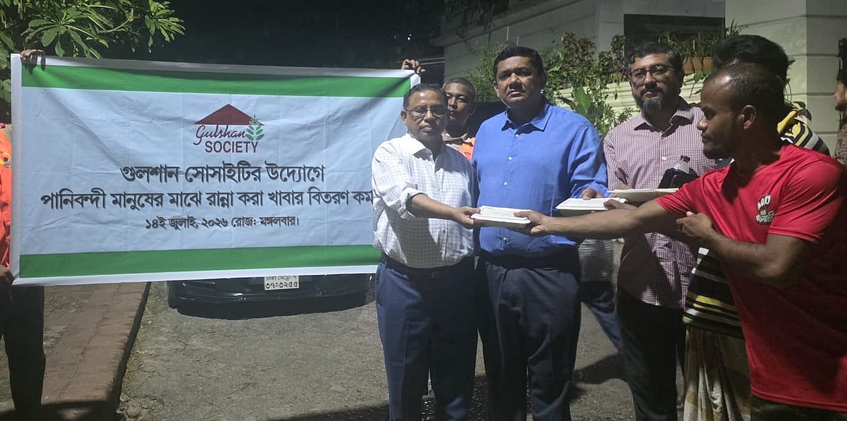 ঢাকায় পানিবন্দী মানুষের পাশে গুলশান সোসাইটি, খাবার বিতরণ