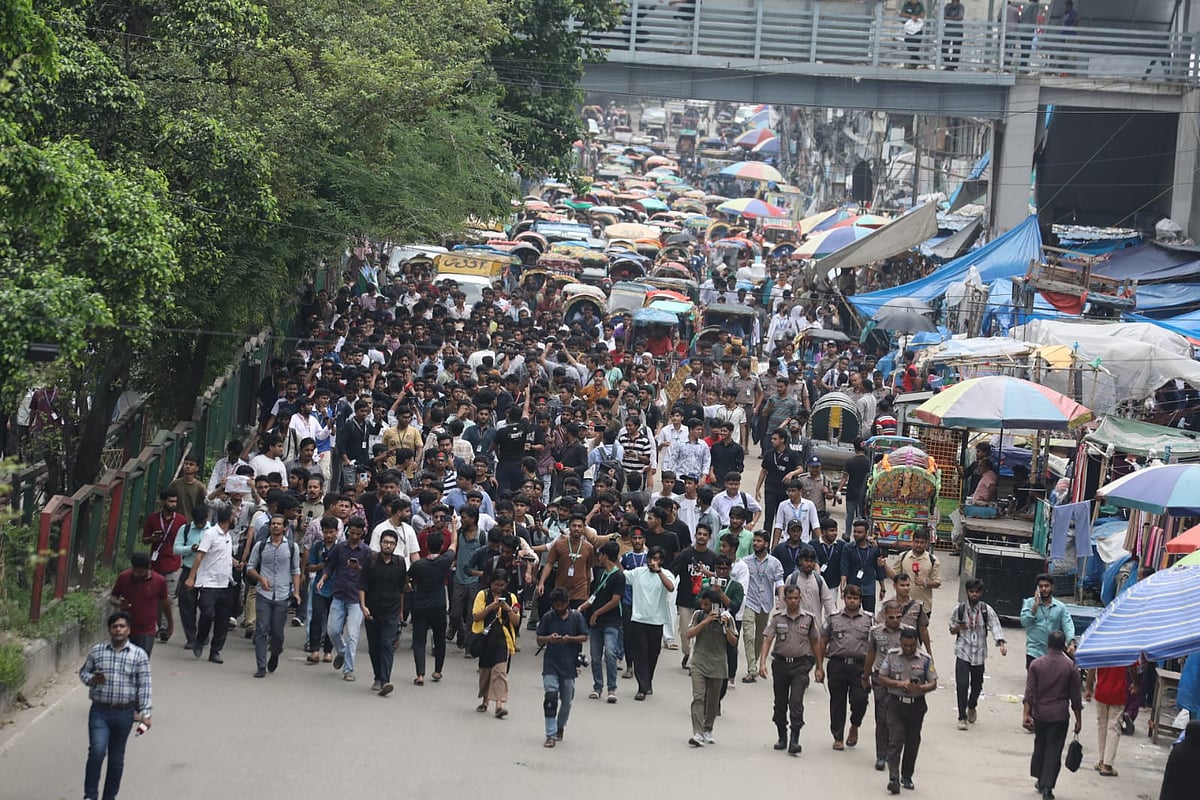 শিক্ষার্থীরা সড়কে