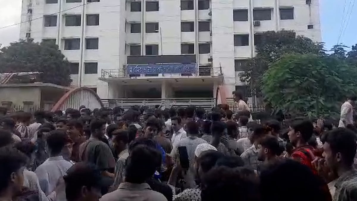 শিক্ষা বোর্ডের সামনে চট্টগ্রামের এইচএসসি পরীক্ষার্থীদের বিক্ষোভ