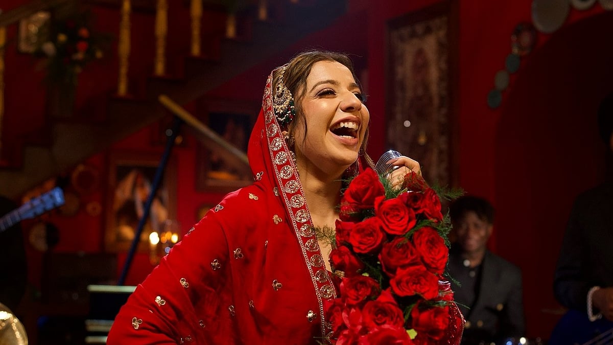 লাইভ কনসার্টে বাগ্‌দানের ভিডিও ভাইরাল, কে এই ‘গুলাবি কুইন’