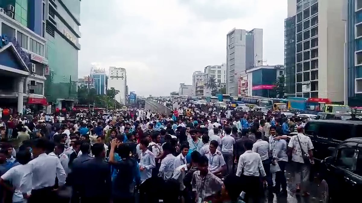 শিক্ষামন্ত্রীর পদত্যাগের দাবিতে উওরায় শিক্ষার্থীদের সড়ক অবরোধ
