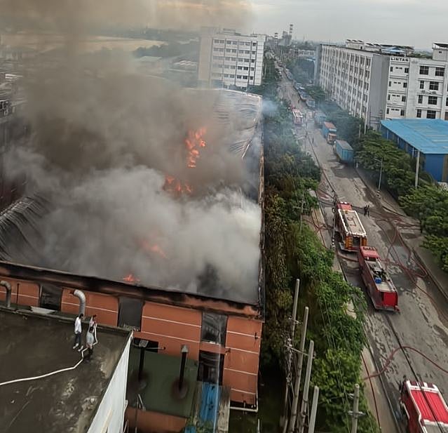 আদমজী ইপিজেডে পোশাক কারখানার গুদামে আগুন, তিন ঘণ্টার চেষ্টায় নিয়ন্ত্রণে