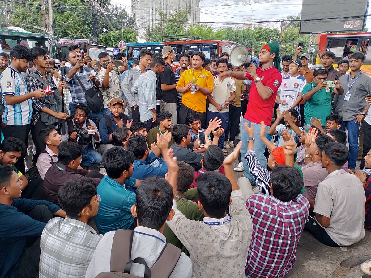 চট্টগ্রামে আজও সড়কে নেমে এইচএসসি পরীক্ষার্থীদের বিক্ষোভ, এক দফা দাবি