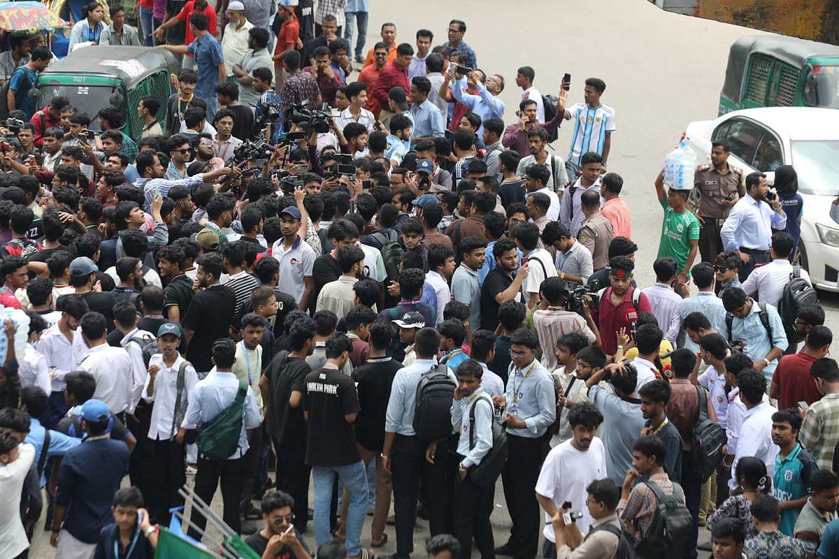 উত্তরার বিএনএস সেন্টারের সামনে জড়ো হয়েছেন শিক্ষার্থীরা