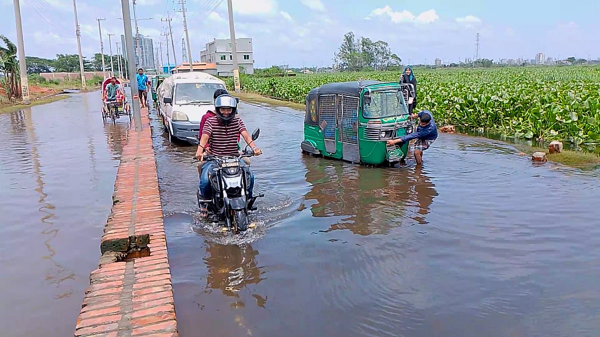 বৃষ্টি হলেই পানিতে হাবুডুবু খায় অক্সিজেন-কুয়াইশ সড়ক