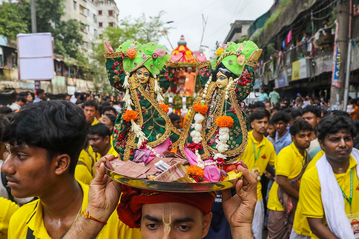 রথযাত্রায় শোভাযাত্রার সামনে নিয়ে যাওয়া হচ্ছে রাধা-কৃষ্ণের প্রতিমা।