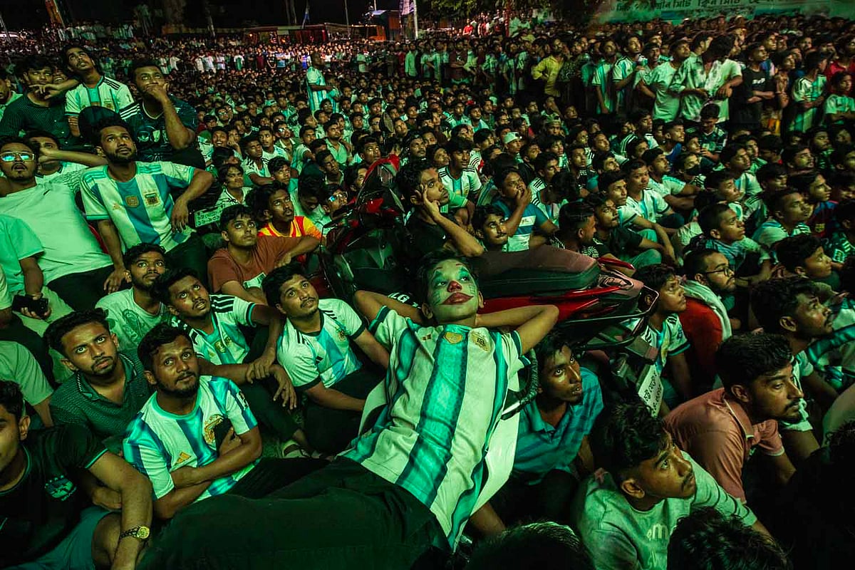 বড় পর্দার সামনে উন্মাদনা
