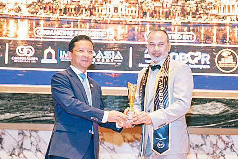 পুরস্কার পেলেন ইলেক্ট্রো মার্টের নুরুল আফছার 