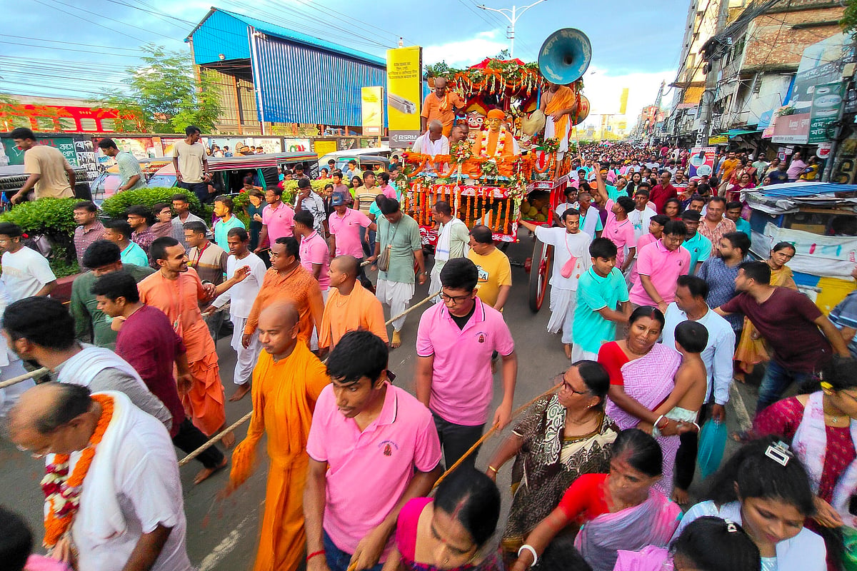 রথযাত্রায় হাজারো ভক্তের উচ্ছ্বাস, গ্রামীণ মেলায় রঙিন উৎসব