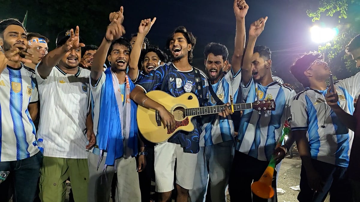টিএসসিতে ব্রাজিলকে নিয়ে গান গাইলেন আর্জেন্টিনা সমর্থকেরা