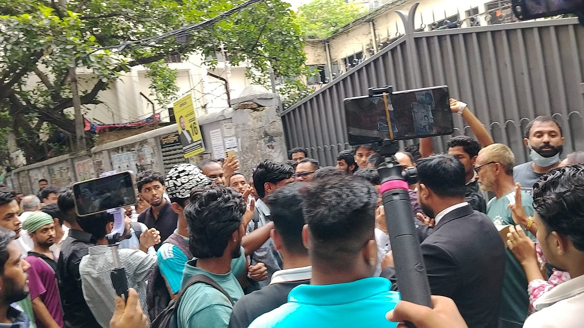 ৯২ শিক্ষার্থীর সোয়া ৮ কোটি টাকা আত্মসাৎ, ৪ জন রিমান্ডে, আদালত চত্বরে বিক্ষোভ
