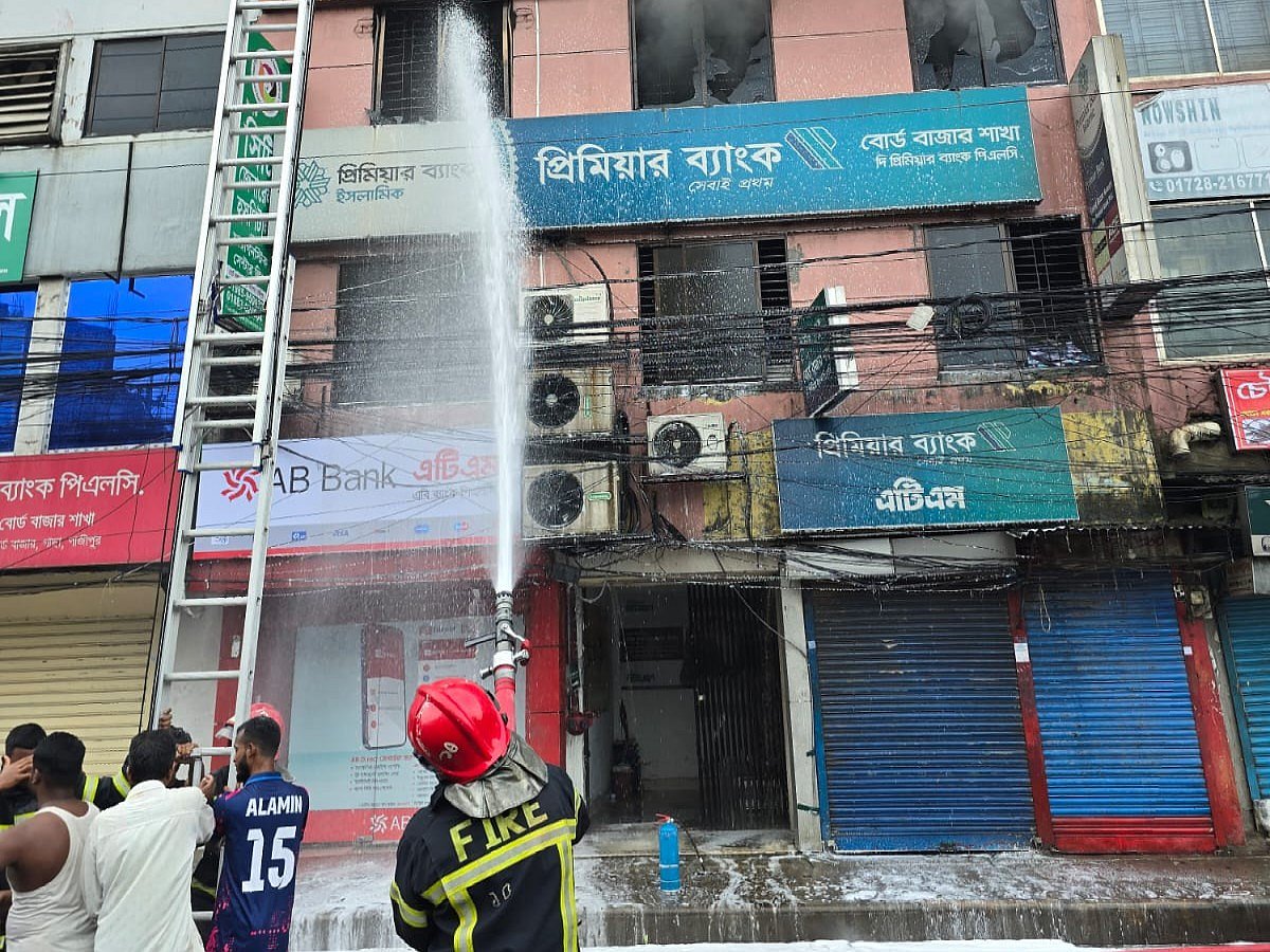 গাজীপুরে বহুতল ভবনে অগ্নিকাণ্ড, আড়াই ঘণ্টার চেষ্টায় নিয়ন্ত্রণে