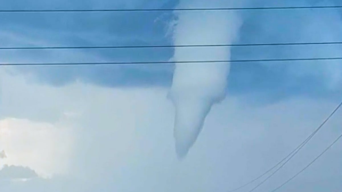 ভয়াবহ টর্নেডোর তাণ্ডব ধরা পড়েছে রাশিয়ার এক গ্রামের মানুষের ক্যামেরায়