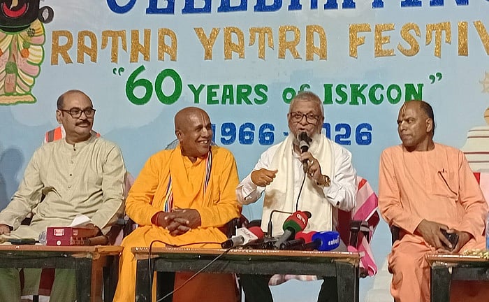 দুবাইয়ে ভিসার মেয়াদ বৃদ্ধি নিয়ে কূটনৈতিক পর্যায়ে আলোচনা চলছে: প্রবাসীকল্যাণমন্ত্রী