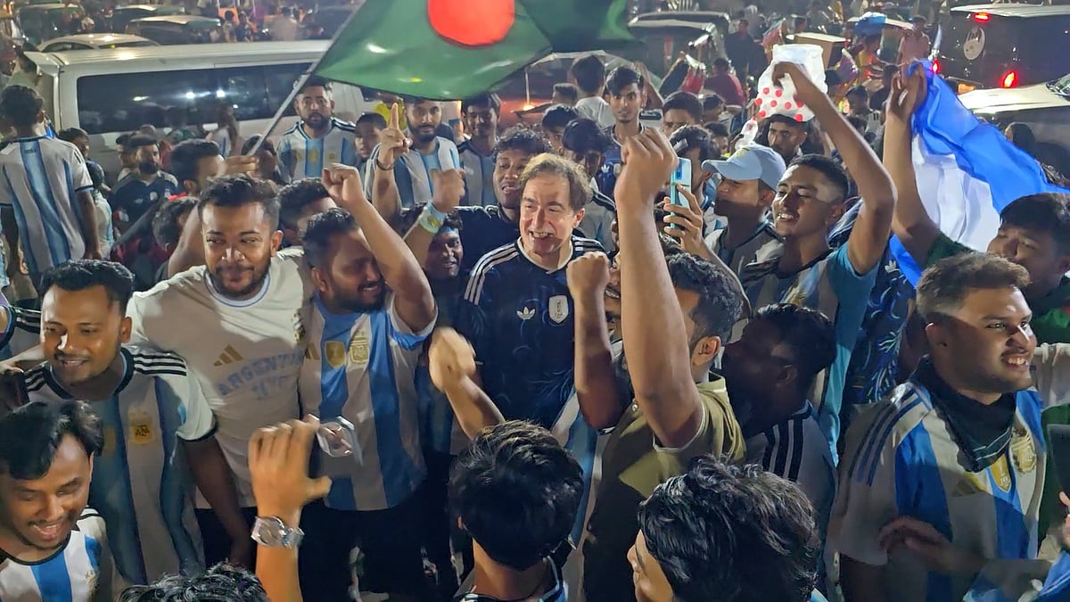 আর্জেন্টিনার জয়ের পর সমর্থকদের সঙ্গে আনন্দ–উল্লাস করেন আর্জেন্টিনার রাষ্ট্রদূত