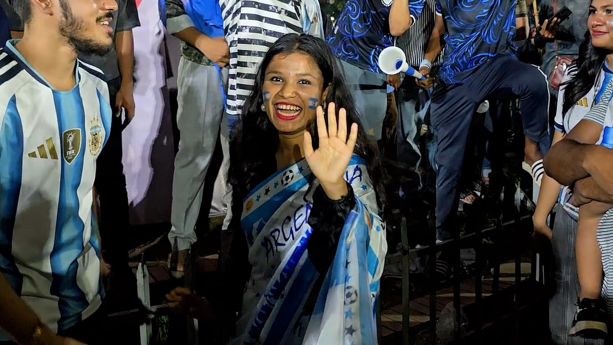 আর্জেন্টিনার শাড়ি পরে টিএসসিতে নাচলেন এক সমর্থক