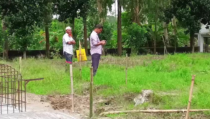 গোরস্তানের আগাছা পরিষ্কার করতে গিয়ে এলাকাবাসী দেখলেন ৯টি কবর খোঁড়া