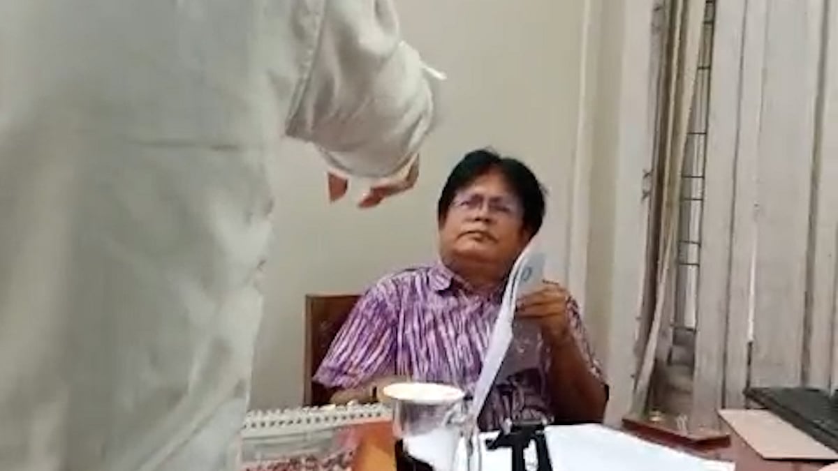 জগন্নাথ বিশ্ববিদ্যালয়: অধ্যাপক আইনুল ইসলামকে ক্যাম্পাস-ছাড়া করলেন শিক্ষার্থীরা