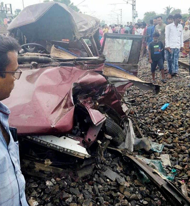 মুর্শিদাবাদে স্কুলবাসে ট্রেনের ধাক্কা, তিন স্কুলশিক্ষার্থীসহ চারজন নিহত