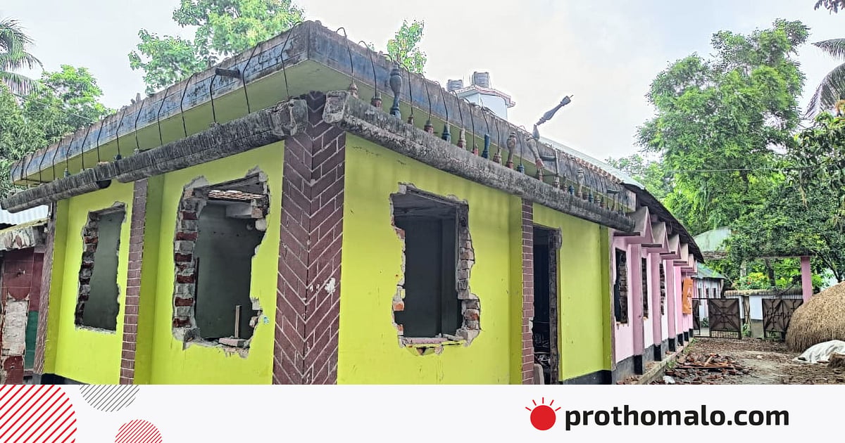 আলফাডাঙ্গায় কলেজছাত্র হত্যা: প্রতিক্রিয়ায় গ্রামজুড়ে বাড়িতে বাড়িতে হামলা, ভাঙচুর, লুটপাট আলফাডাঙ্গায় কলেজছাত্র হত্যা: প্রতিক্রিয়ায় গ্রামজুড়ে বাড়িতে বাড়িতে হামলা, ভাঙচুর, লুটপাট
