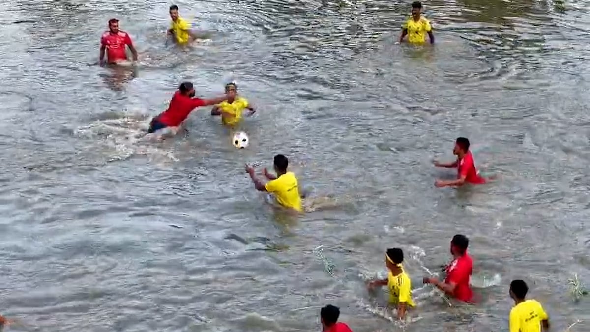 পা নয়, হাত দিয়ে ভিন্নধর্মী ‘ভাসমান ফুটবল’ খেলা ময়মনসিংহে