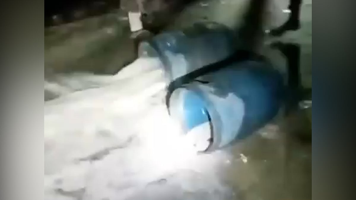 নাটোরে ৫ হাজার লিটার চোলাই মদ উদ্ধার করেছেন গ্রামবাসী