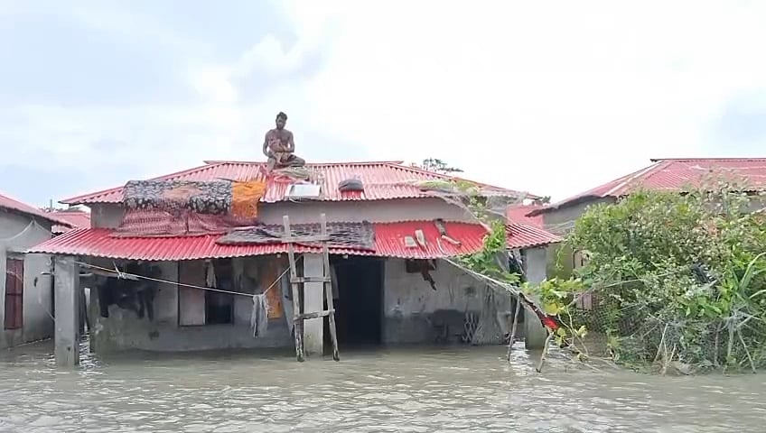 টানা বৃষ্টি ও অমাবস্যার উচ্চ জোয়ারে প্লাবিত ভোলার চরাঞ্চল, ঘরের চালে আশ্রয়