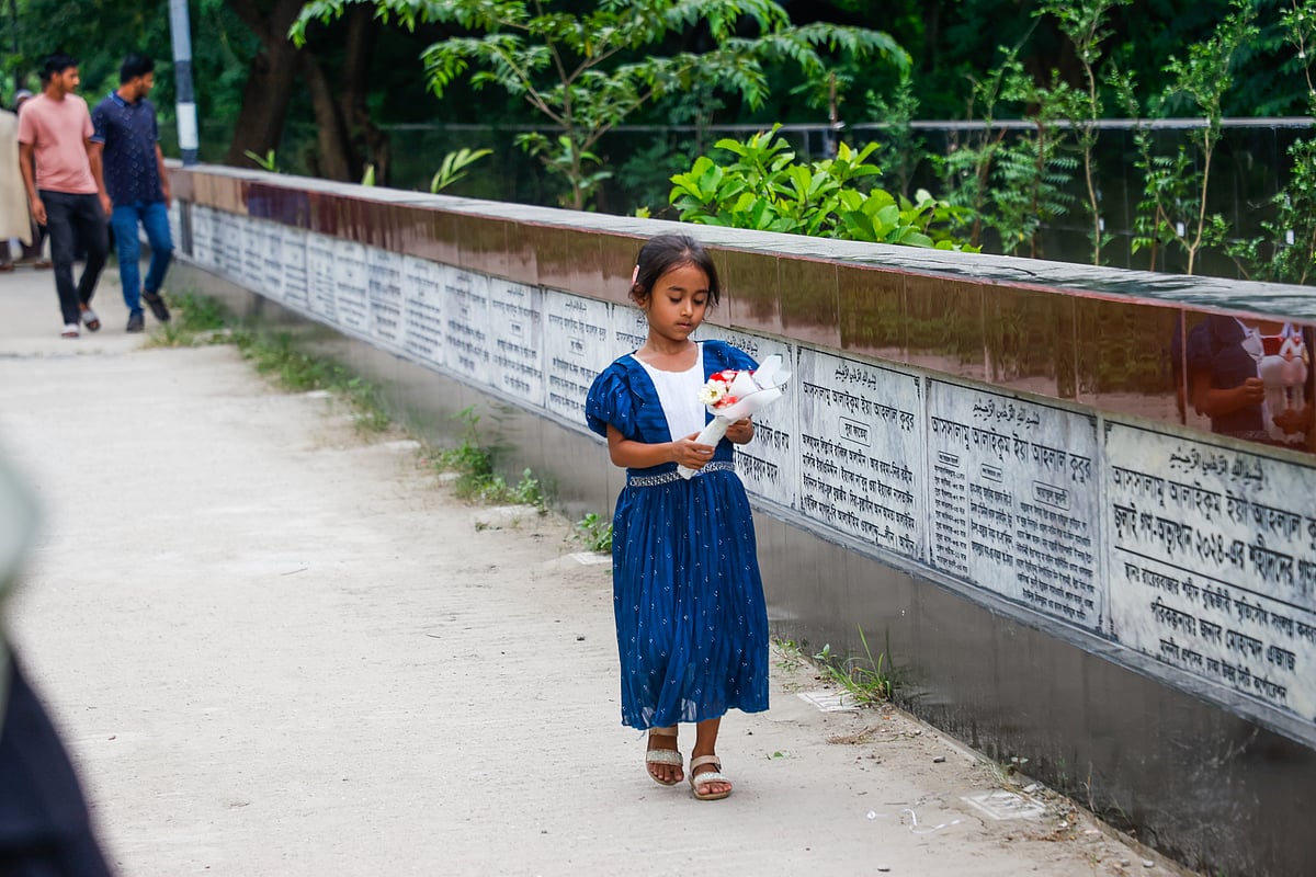 ‘শেষ চিহ্নটুকু রাখুন, মেয়েটা বড় হয়ে যেন বাবার কবরটা অন্তত দেখতে পারে’
