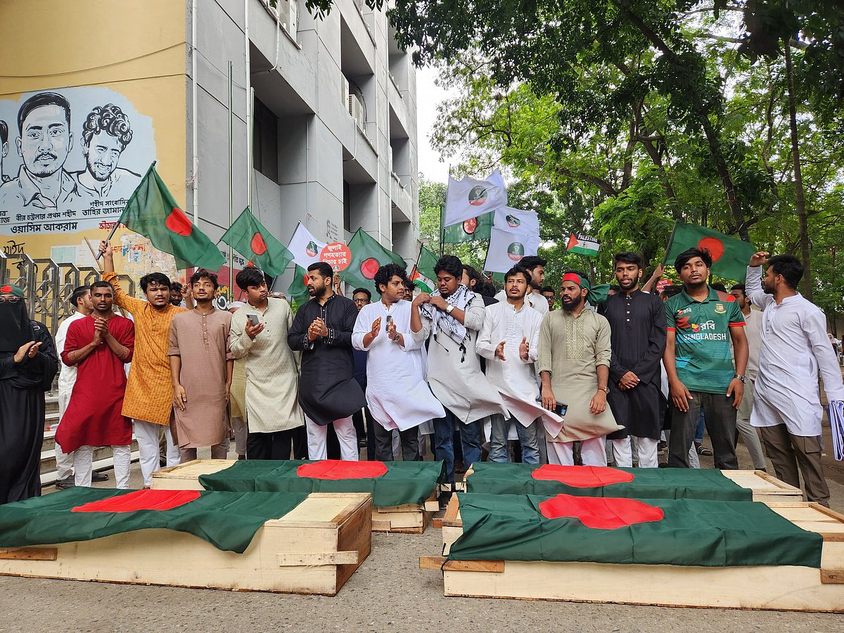 জুলাই গণহত্যার বিচারের দাবিতে জাতীয় ছাত্রশক্তির কফিন মিছিল