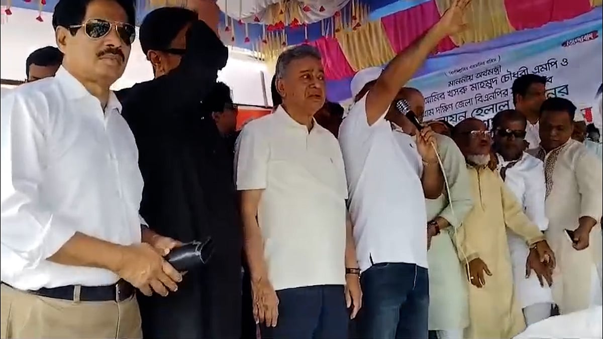 ত্রাণ বিতরণ অনুষ্ঠানে মঞ্চ ভেঙে পড়লেন অর্থমন্ত্রীসহ উপস্থিত নেতারা