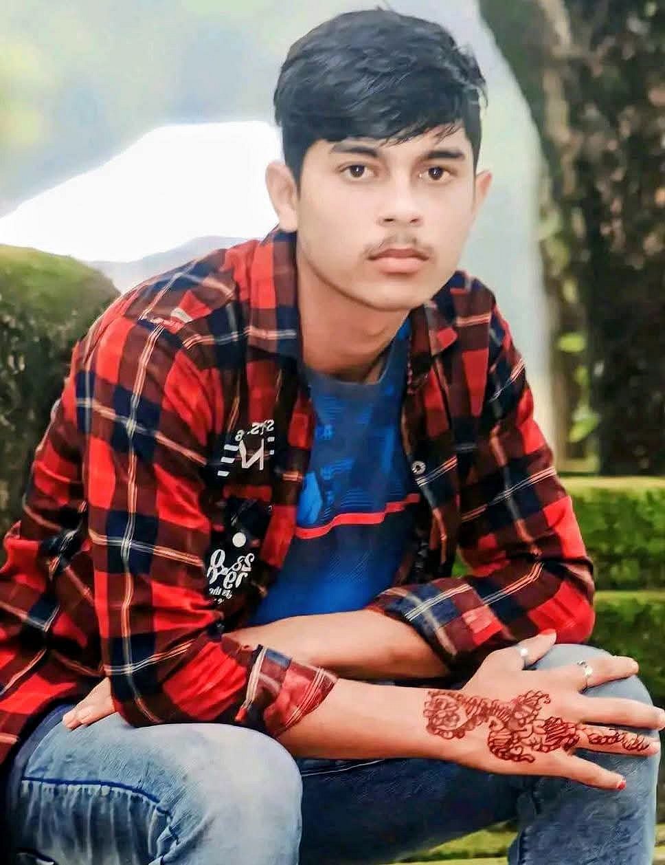 ট্রেনের দরজায় দাঁড়িয়ে ঝিমুচ্ছিলেন, হঠাৎ ছিটকে পড়ে মৃত্যু