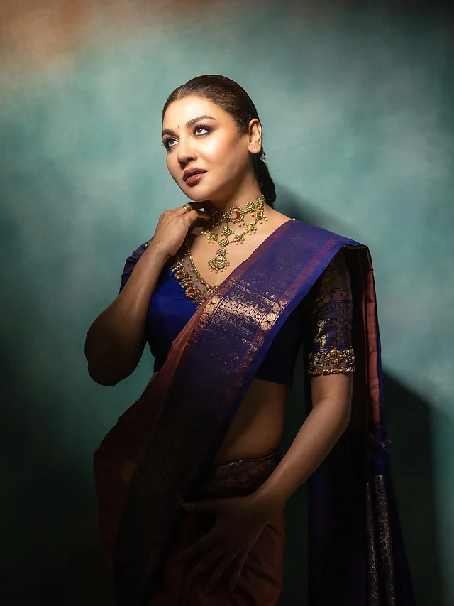 কাজল আর গাঢ় ওয়াইন শেডের সেমিম্যাট লিপকালারের সঙ্গে হালকা শ্যাডো আর মিনিমাল কন্টোরিংয়ে ব্লাশের ছোঁয়া দেখা যাচ্ছে জয়ার মেকওভারে 
