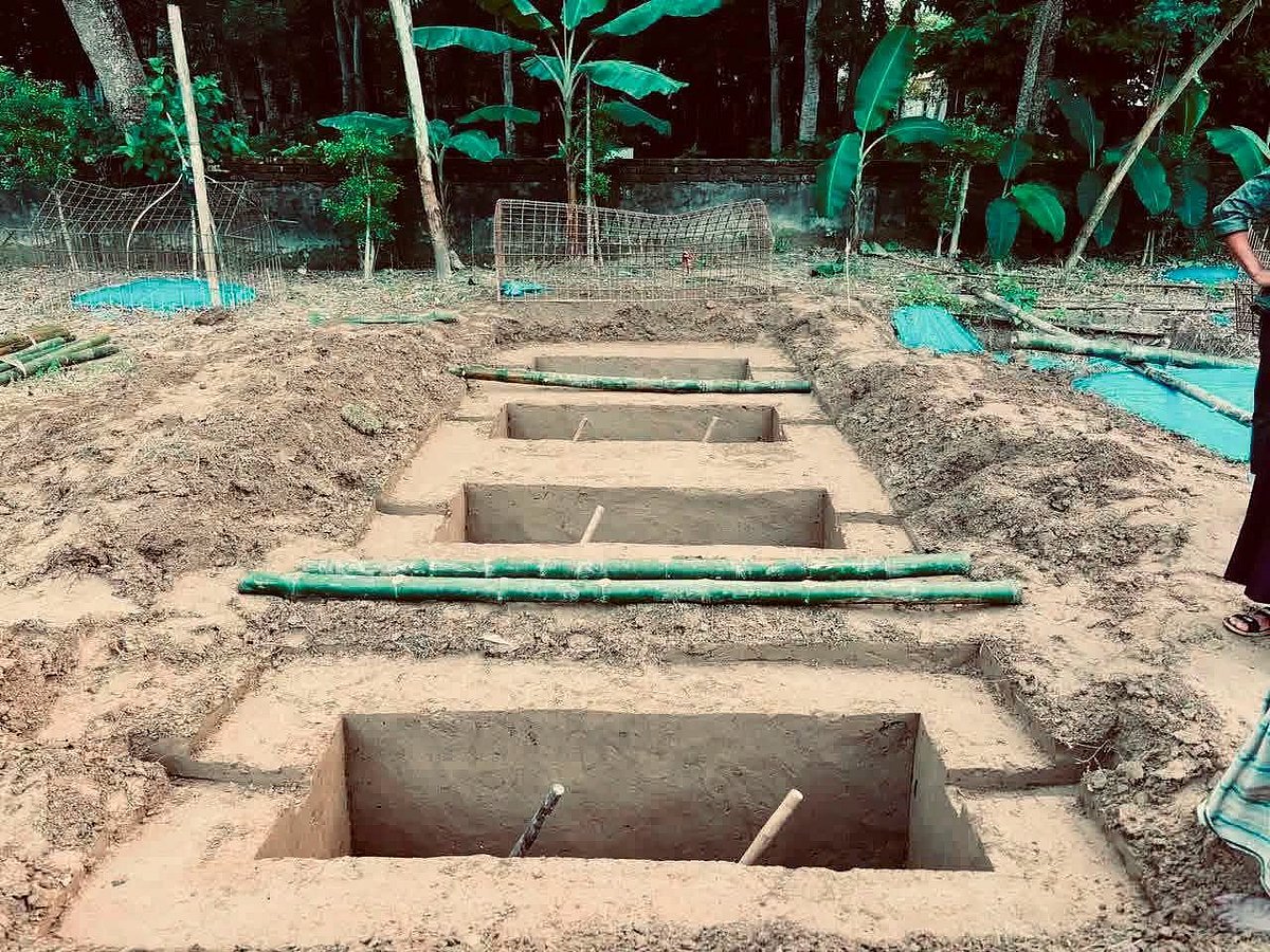 নরসিংদীতে ৪ শিশুর মৃত্যু: একসঙ্গে জানাজা, পাশাপাশি কবরে দাফন