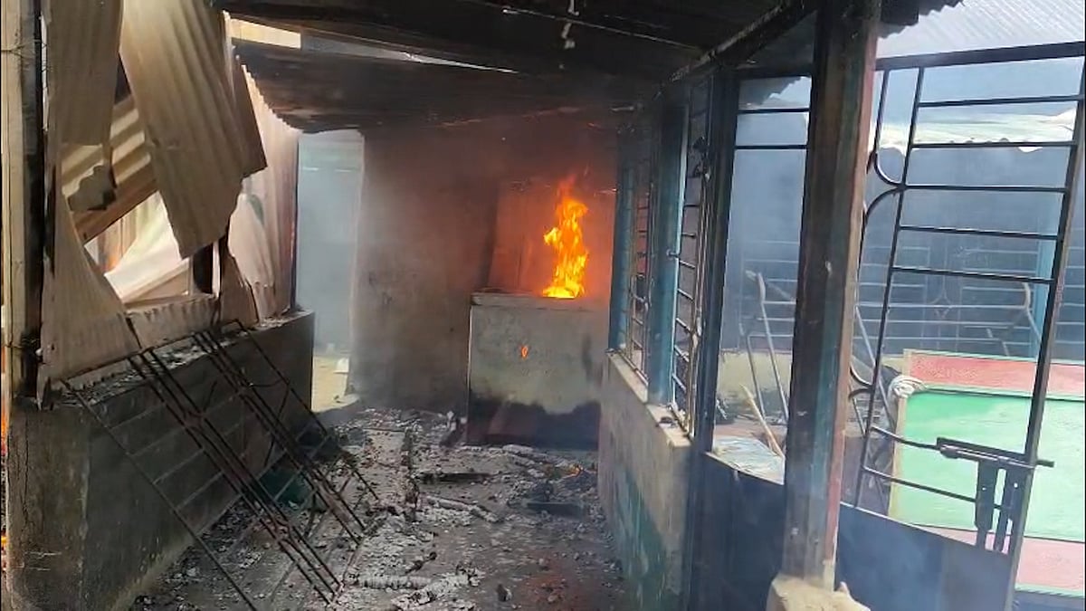 মসজিদের মাইকে ঘোষণা দিয়ে মাদক ব্যবসায়ীদের বাড়ি ঘেরাও, মা–ছেলেকে আটকের পর অগ্নিসংযোগ