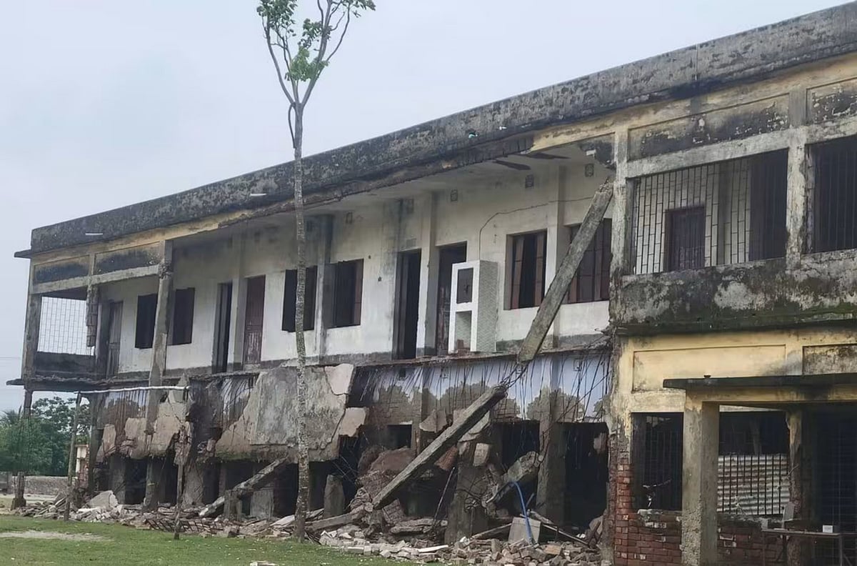 ছুটির দিনে ধসে পড়ল স্কুল ভবন, এড়ানো গেল বড় দুর্ঘটনা