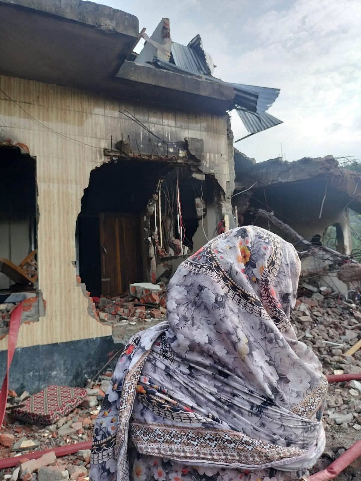 পটুয়াখালীতে আওয়ামী লীগ নেতা কাজী মিজানুর রহমানের বাড়িতে লুটপাটের পর বুলডোজার দিয়ে গুঁড়িয়ে দেওয়া হয়েছে। শনিবার দুপুরের ছবি