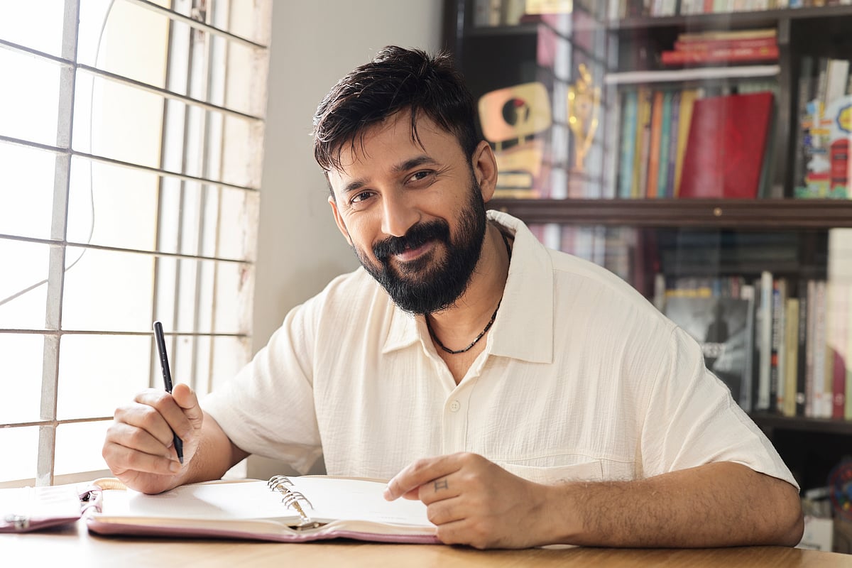 ৯ ছবিতে অভিনেতা মনোজ প্রমাণিকের জীবনযাপন