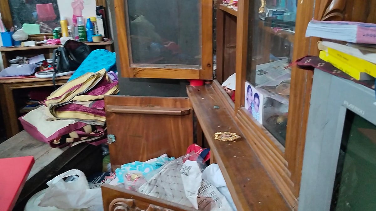 ভবনের বাসিন্দারা গিয়েছিলেন রথযাত্রায়, ফিরে দেখেন সব তছনছ, একজনের লাশ পড়ে আছে